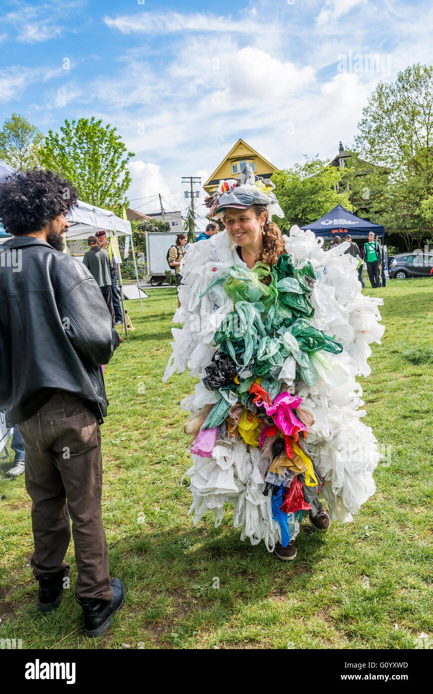 Earth Day Vancouver, Frau Kleid aus Plastiktüten hergestellt. Stockfoto