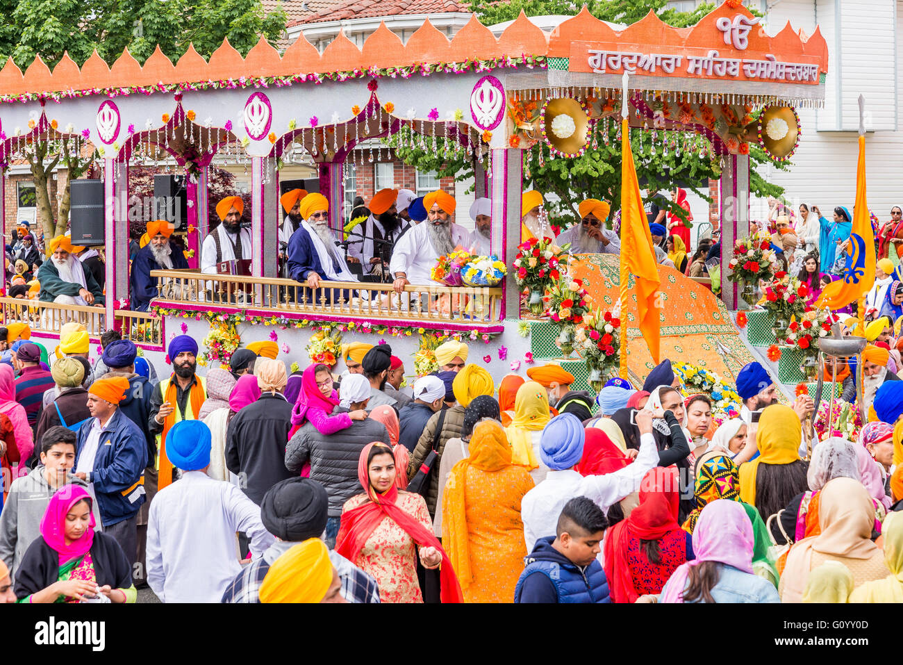 Bunte Parade Float mit der Heiligen Schrift, Guru Granth Sahib, der 11. Guru der Sikhs. Vaisakhi Parade, Surrey, Brit Stockfoto