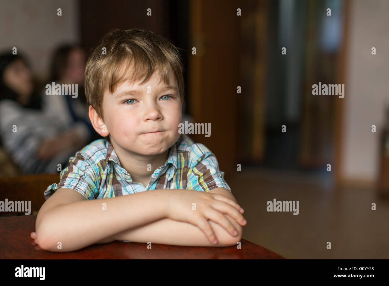 Porträt eines fünf Jahre alten Jungen. Stockfoto