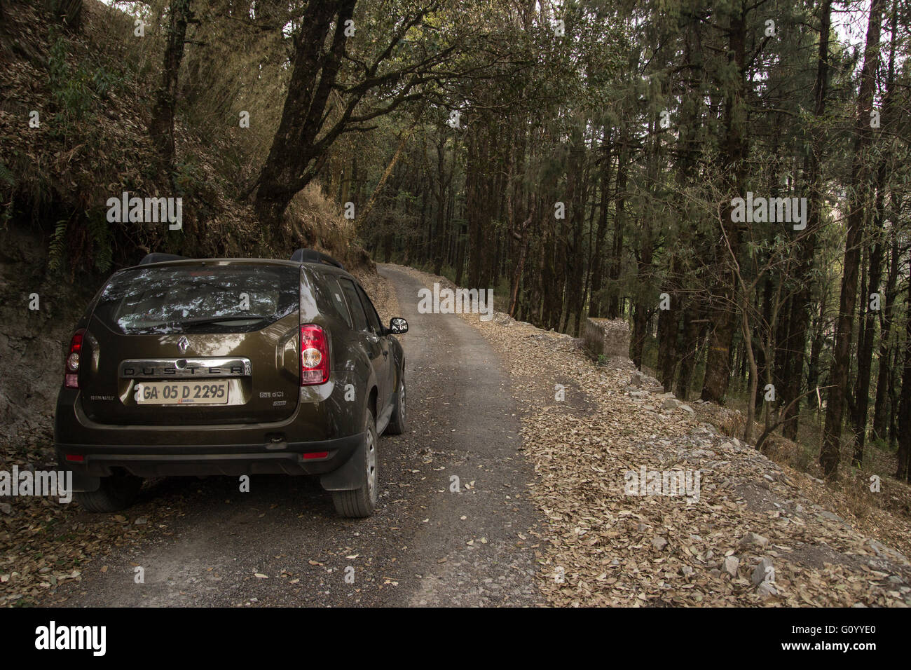 Der Renault Duster 4 x 4 AWD wählt eine Straße weniger gereist in den Hügeln von Uttarakhand, Vinayak, Pangot auf der Suche nach Frieden Stockfoto