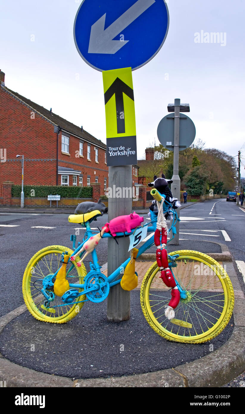 Bemalten und dekorierten Fahrrad am Poller an Kreuzung im Dorf von Great Ayton auf Route der Stufe 3 der Tour de Yorkshire 2016 Stockfoto