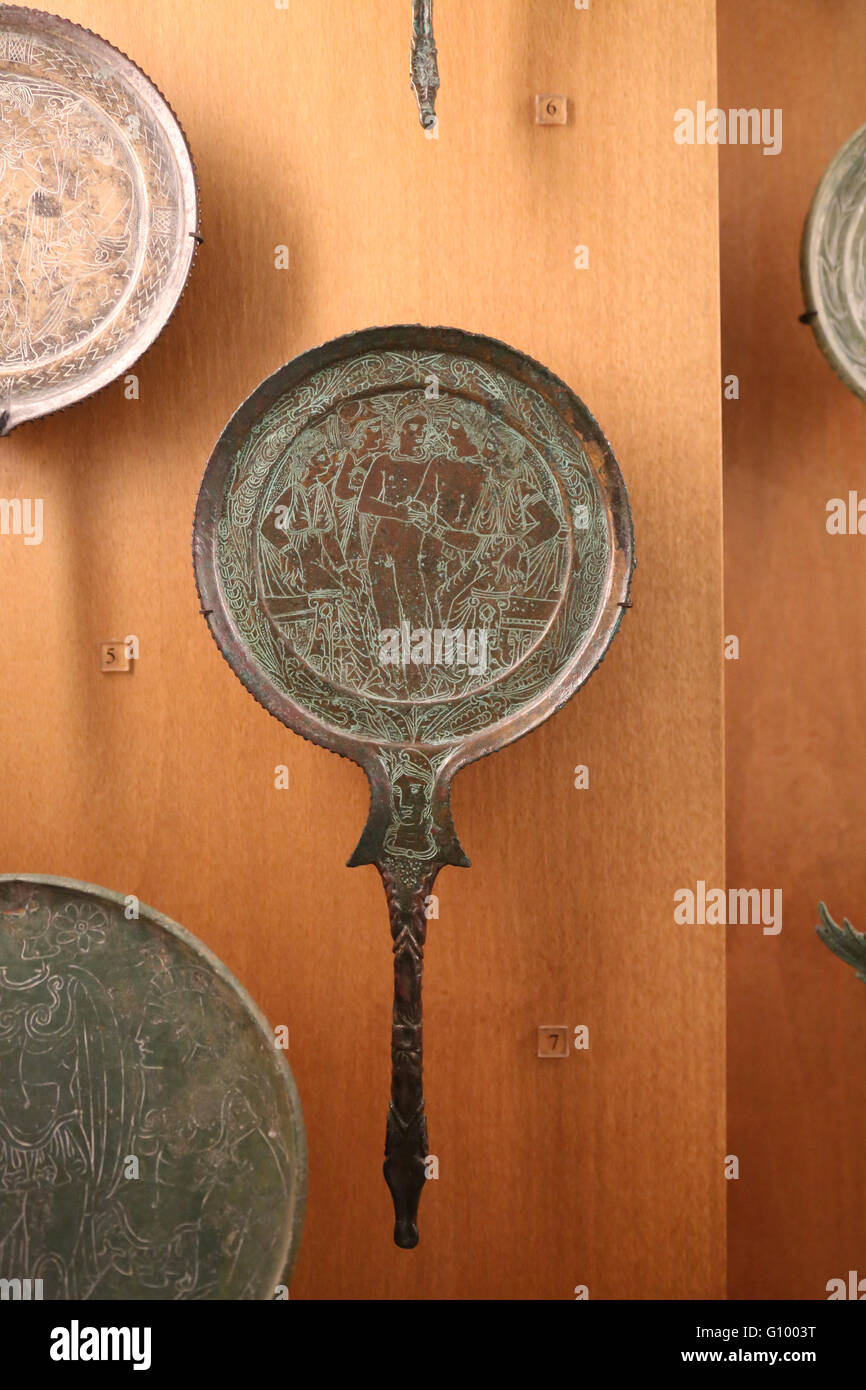 Etrurien. Bronzen. Spiegel. Gravierte Dekoration. 4.-3. Jh. v. Chr.. Urteil des Paris. Italien. Louvre-Museum. Stockfoto