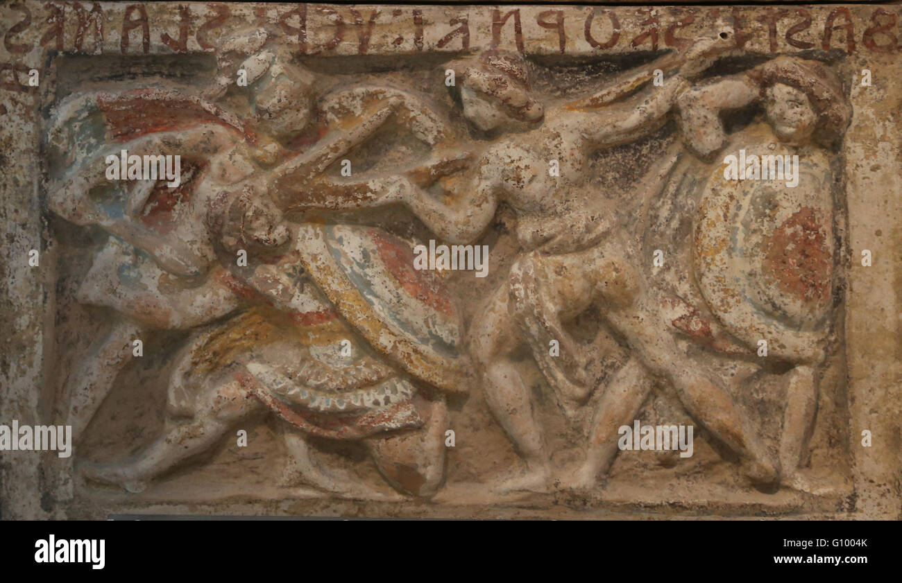 Etruskische Urne zurückzuführen. Held kämpft mit einem Pflug. Chiusi, Italien. 2. c. BC. Terrakotta. Louvre-Museum. Paris. Frankreich. Stockfoto