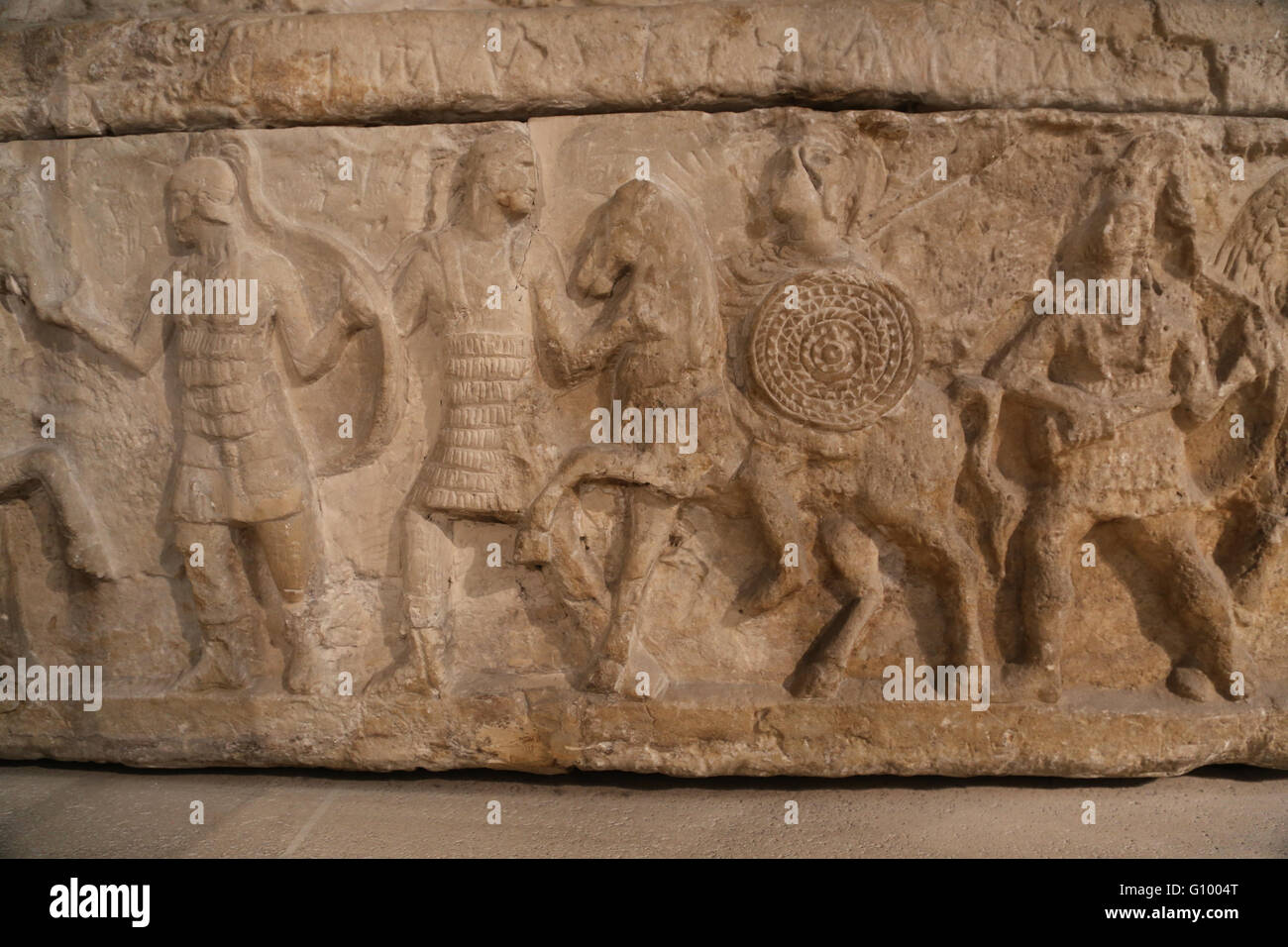 Etruskische Urne zurückzuführen. Relief. Soldaten.  Chiusi, Italien. 3. Jh. v. Chr.. Terrakotta. Louvre-Museum. Paris. Frankreich. Stockfoto