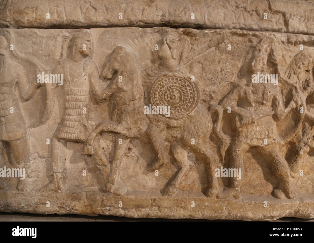 Etruskische Urne zurückzuführen. Relief. Soldaten.  Chiusi, Italien. 3. Jh. v. Chr.. Terrakotta. Louvre-Museum. Paris. Frankreich. Stockfoto