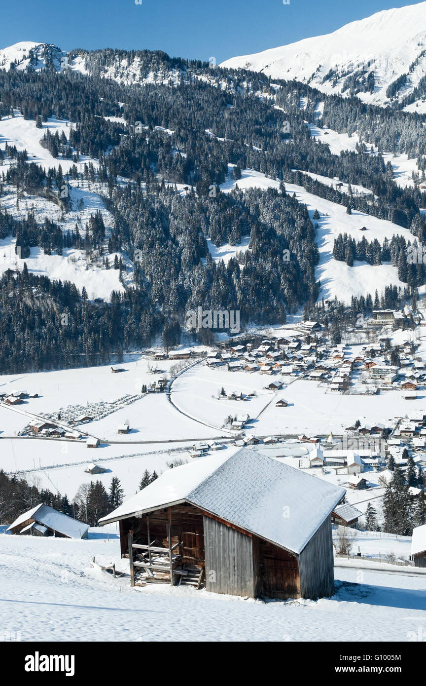 Winterlandschaft Dorf Lenk im Simmental-Tal in der Schweiz Stockfoto