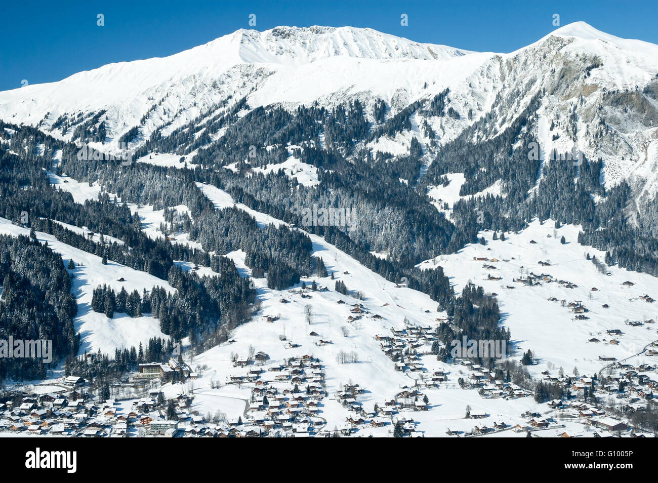 Winterlandschaft Dorf Lenk im Simmental-Tal in der Schweiz Stockfoto