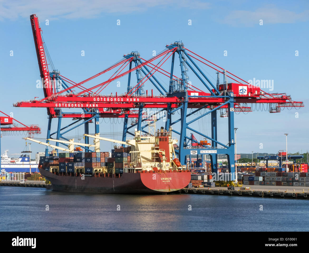 Containerschiff am Containerterminal im Hafen von Göteborg, Schweden Stockfoto