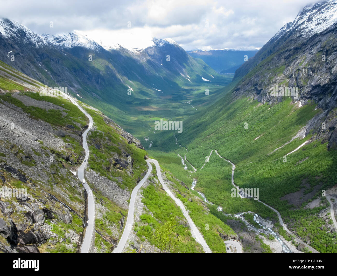 Haarnadelkurven Trollstigveien unterwegs, Romsdal, Norwegen Stockfoto