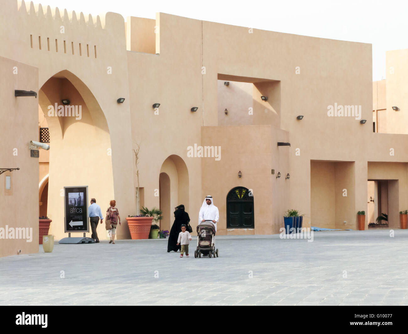 Passanten in Katara Cultural Village, Doha, Katar Stockfoto