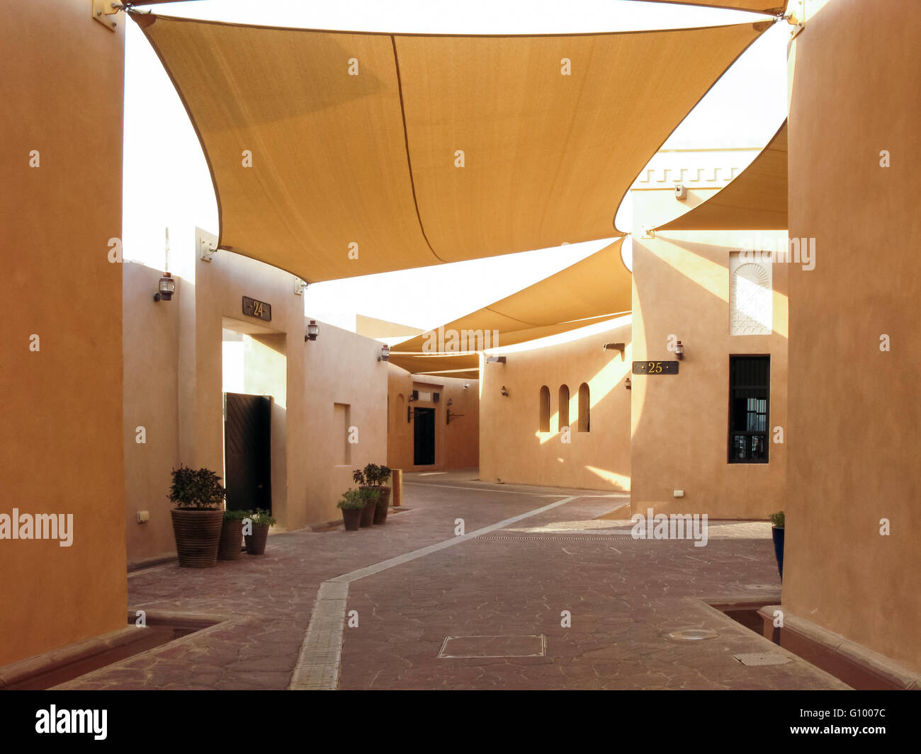 Überdachte Strasse in Katara Cultural Village in Doha, Katar Stockfoto