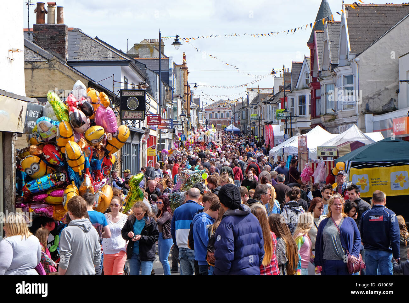 Massen von Menschen in den Straßen von Camborne, Cornwall, UK während der jährlichen Trevithick Day Feierlichkeiten Stockfoto