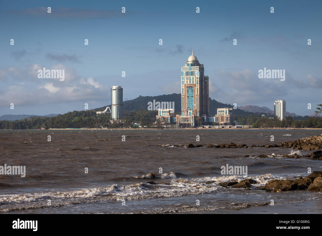 Sabah State administrative Zentrum vom Strand in Kota Kinabalu, Sabah, Malaysia Borneo gesehen Stockfoto