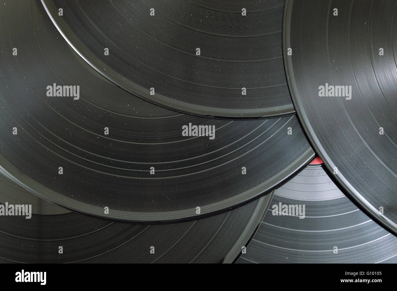 Alte Vinyl-Schallplatten auf einen Haufen Stockfoto