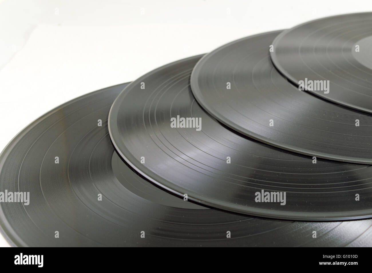 Alte Vinyl-Schallplatten auf einen Haufen Stockfoto