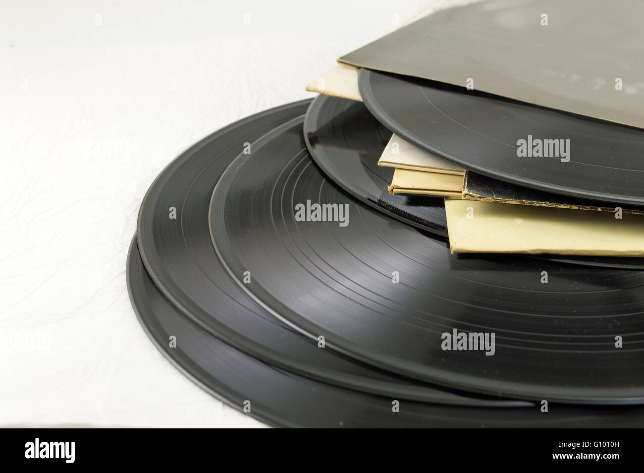 Alte Vinyl-Schallplatten auf einen Haufen Stockfoto