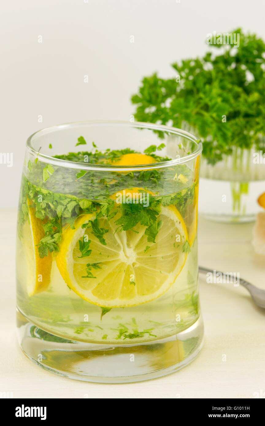 Wasser mit Petersilie und Zitrone. Diät-Getränke Stockfoto