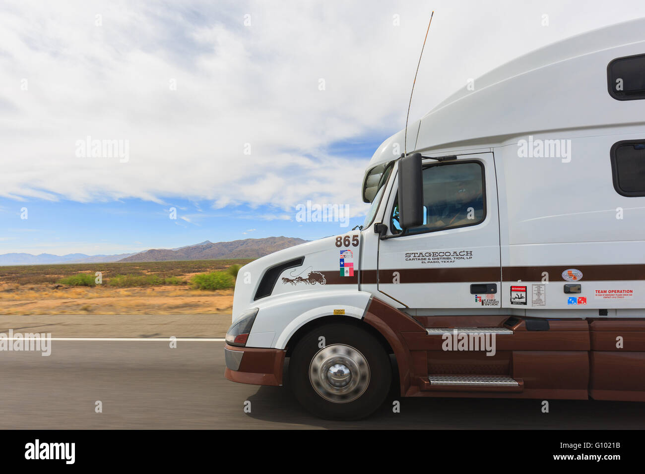 Postkutsche Cartage und Verteilung auf der Interstate 10, Richtung Osten, Arizona, USA Stockfoto