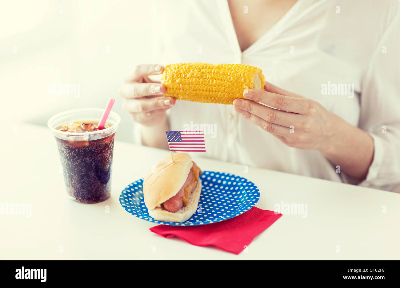 Frau Hände halten Mais mit Hot Dog und cola Stockfoto