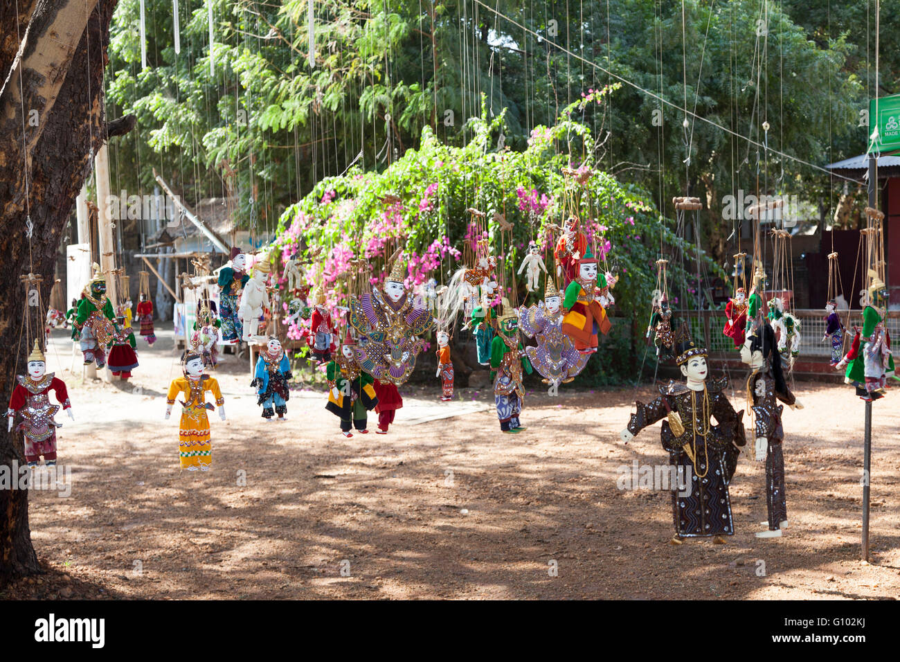Hängende Puppen zum Verkauf in New Bagan (Myanmar). Das Marionetten-Theater bildet die ausdrucksstärkste Form der burmesischen Kunst. Stockfoto