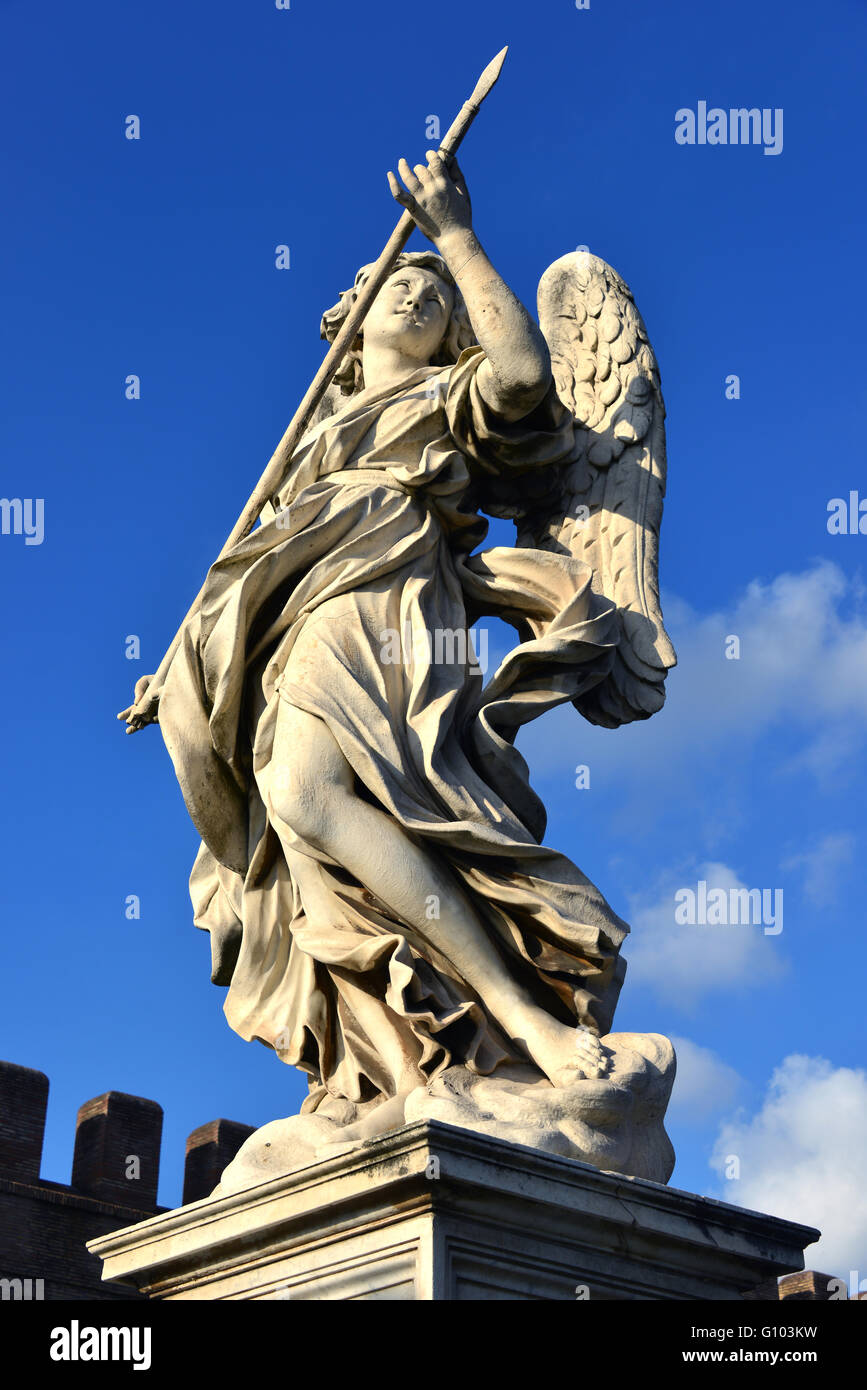 Marmorstatue der Engel hält die heilige Lanze des Longinus von Sant'Angelo Brücke monumentale Brüstung im Zentrum von Rom Stockfoto