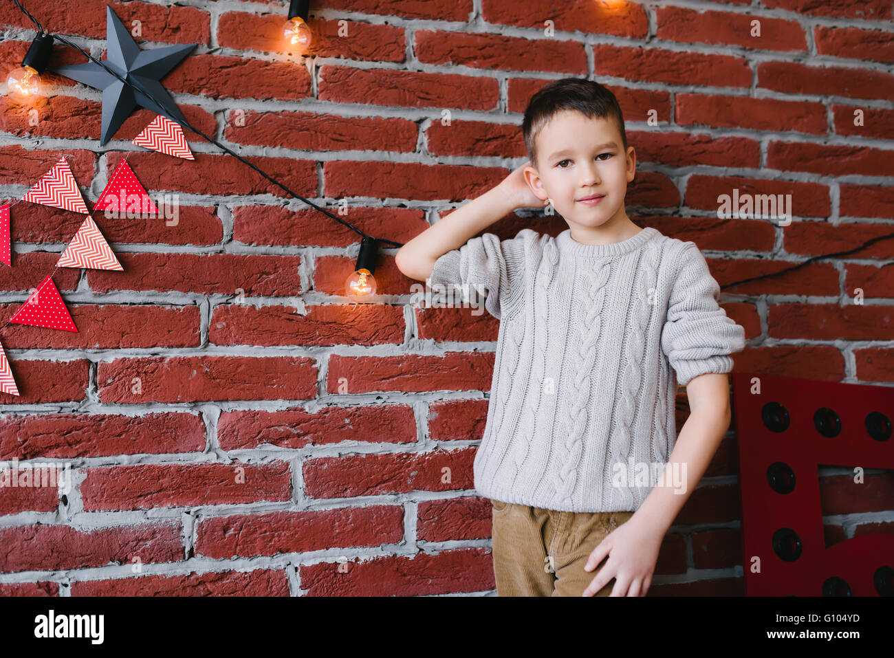 Junge in einem Loft-studio Stockfoto