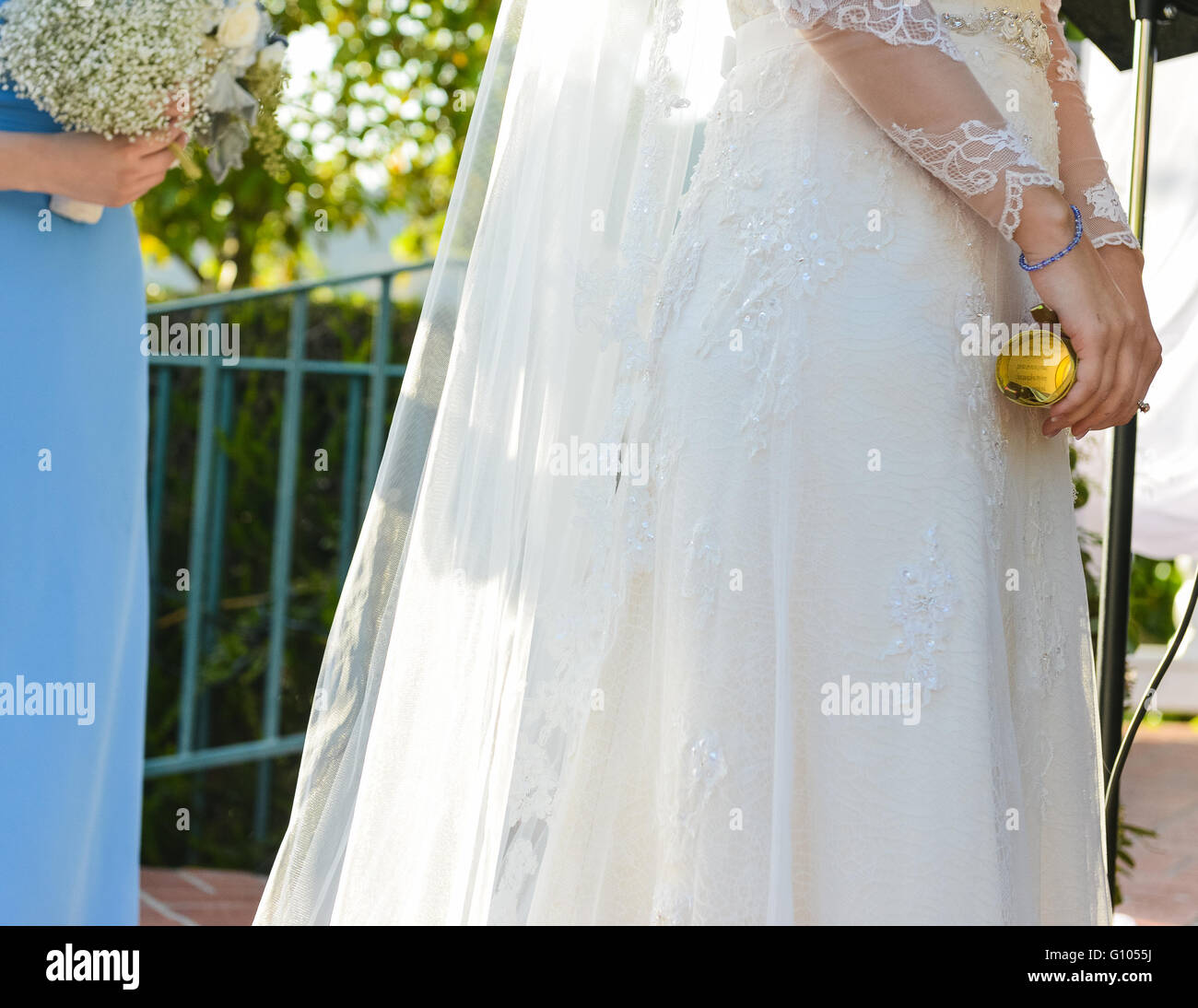 Hochzeitsfotografie - Braut hält Gelübde Stockfoto
