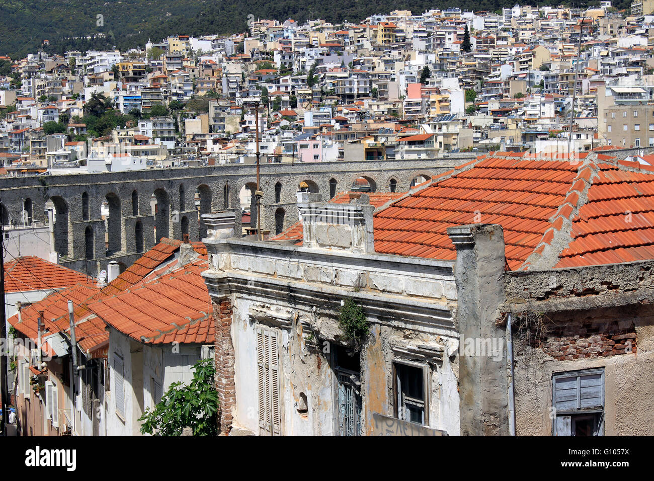 Alte Dächer und Gebäude bleibt in der alten Stadt Kavala, sogenannte Panagia Bezirk. Kamares und Stadtbild im Hintergrund Stockfoto