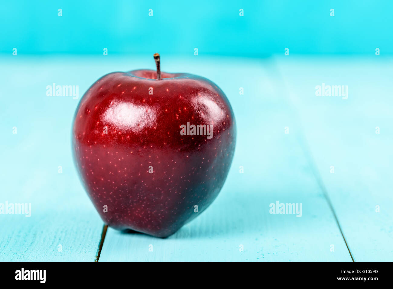 Frische rote Apfel Delicious auf Türkis Holztisch Stockfoto