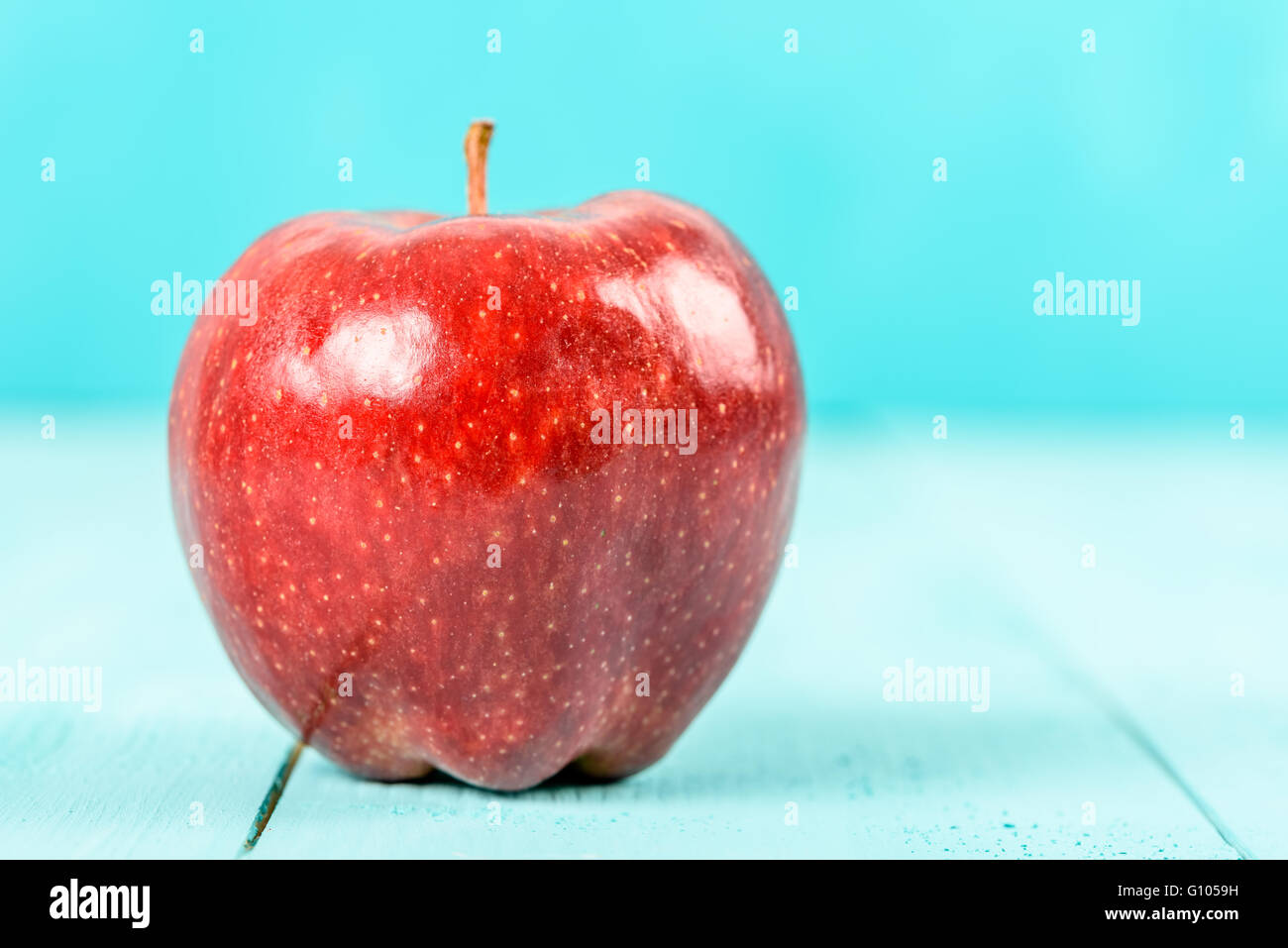 Frische rote Apfel Delicious auf Türkis Holztisch Stockfoto