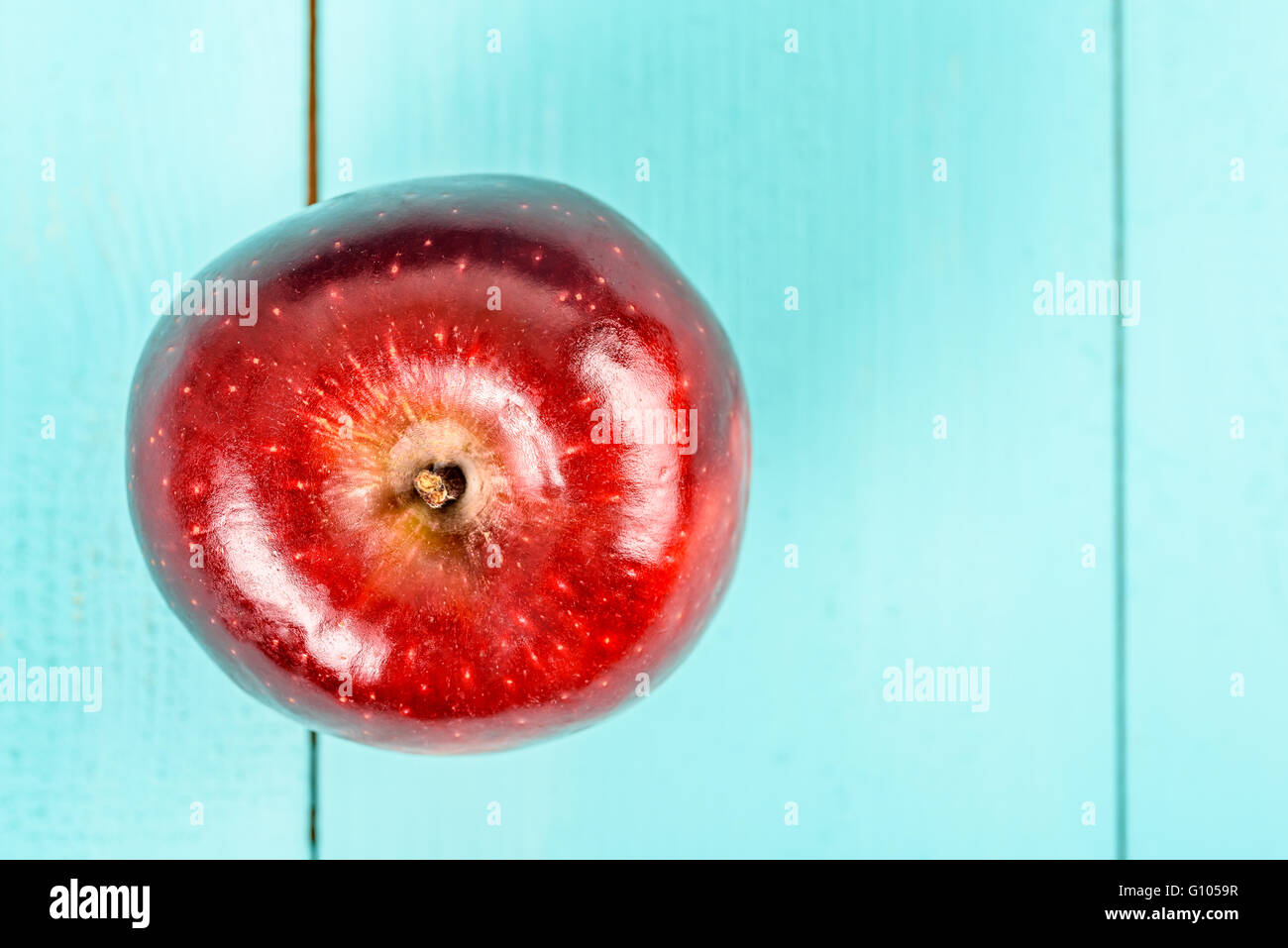 Frische rote Apfel Delicious auf Türkis Holztisch Stockfoto