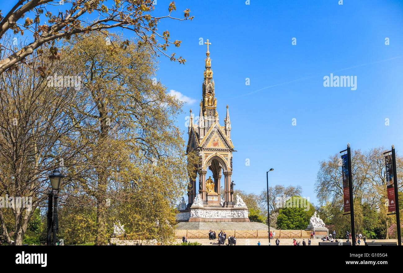 Der berühmte Albert Memorial in Kensington Gardens, London W2 an einem sonnigen Tag mit strahlend blauem Himmel Stockfoto