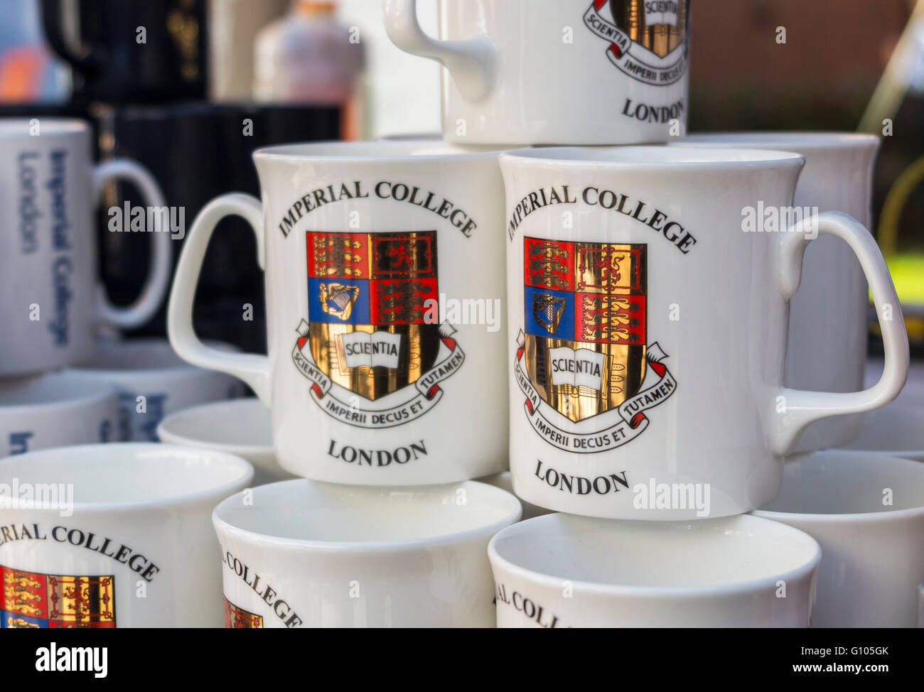 Souvenir-Becher mit Wappen und Logos auf den Verkauf zu einem Stall in South Kensington, Imperial College London vor einer Abschlussfeier im Imperial College Stockfoto