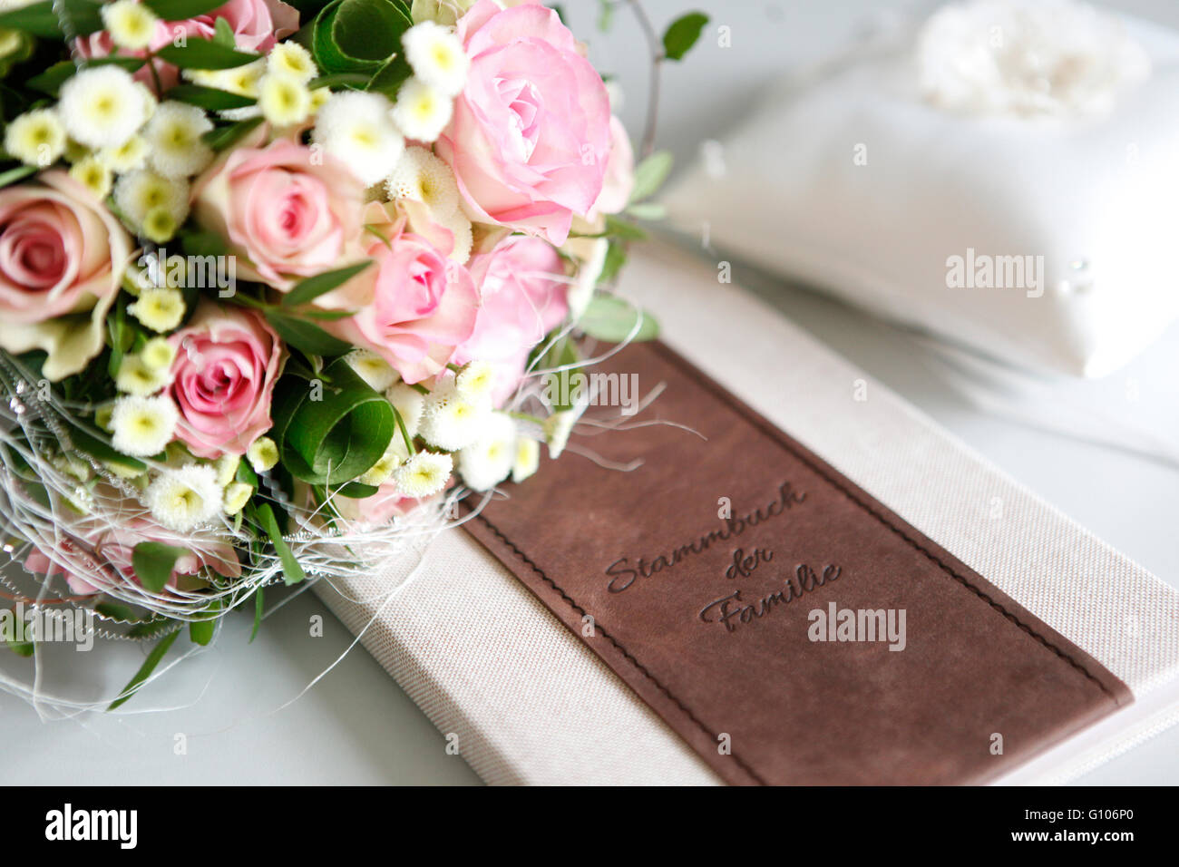 Ein Brautstrauß ist neben dem Zuchtbuch der Familie, Text in Deutsch Stockfoto