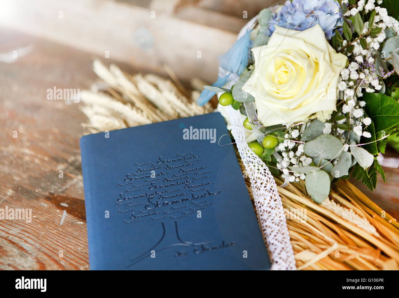 Ein Brautstrauß ist neben dem Buch der Familie, Text in Deutsch Stockfoto