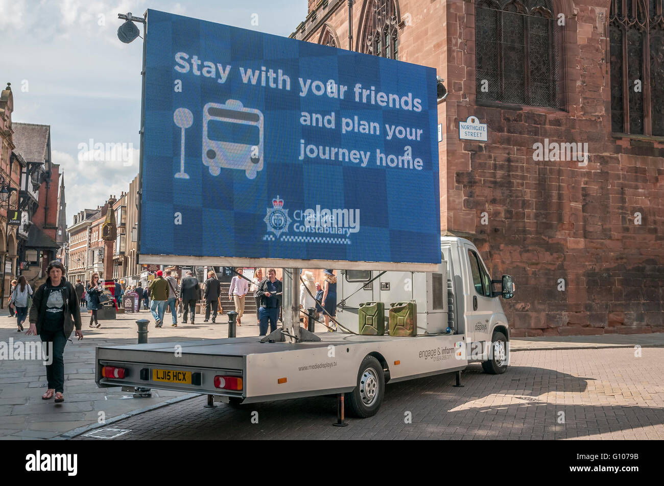 Ein mobiles tv Bildschirm Zeichen wird von der Polizei verwendet, um öffentliche Nachrichten in Chester übertragen. Stockfoto