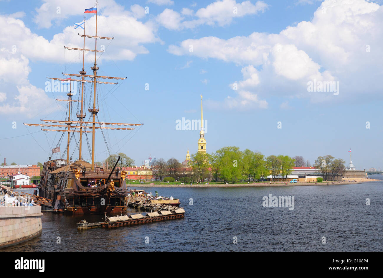 Fregatte in der Nähe von Peter und Paul Kathedrale in Sankt Petersburg Russland Stockfoto