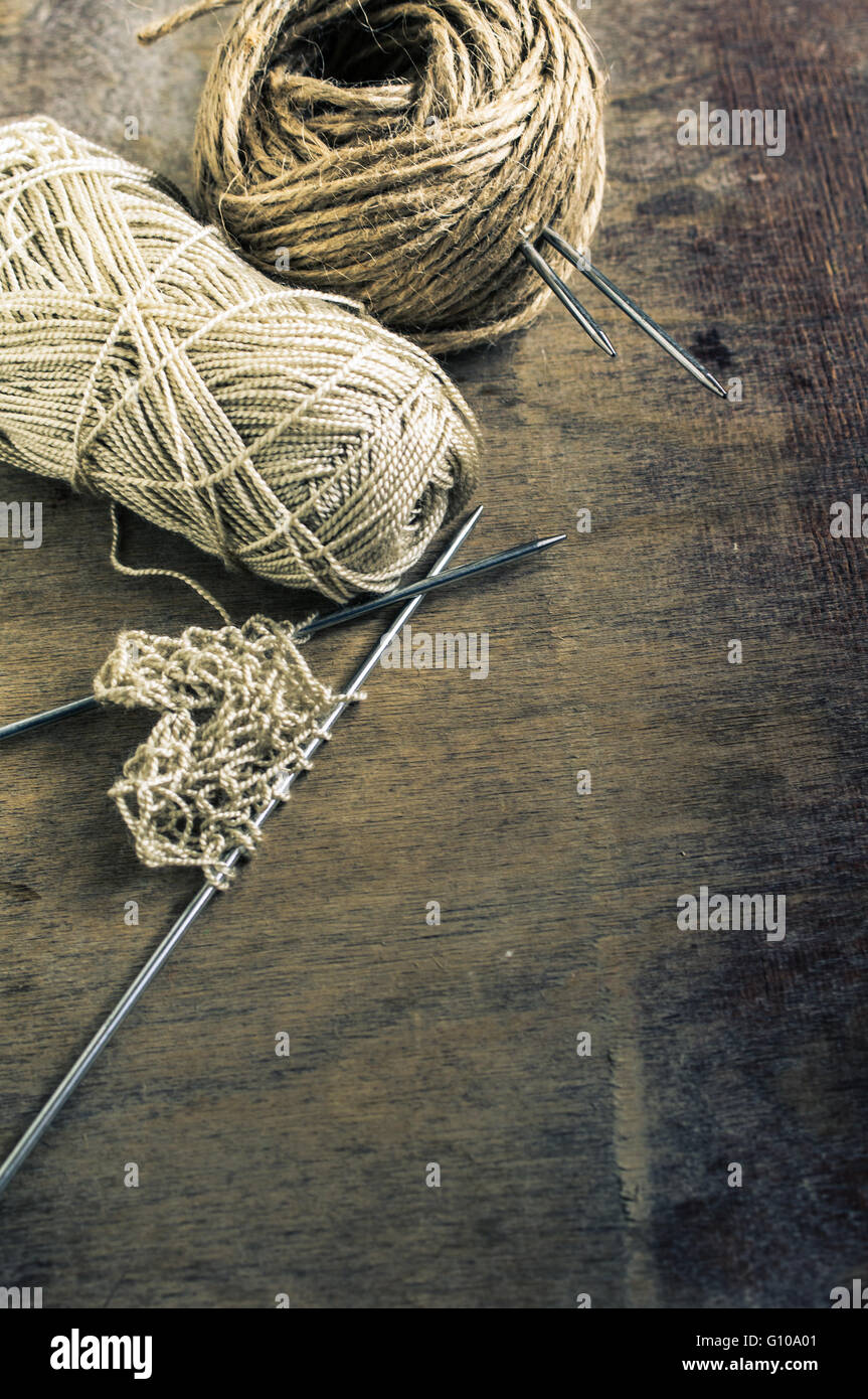 Vintage Stricknadeln und Garn auf rustikalen Holztisch. Getönten Bild Stockfoto