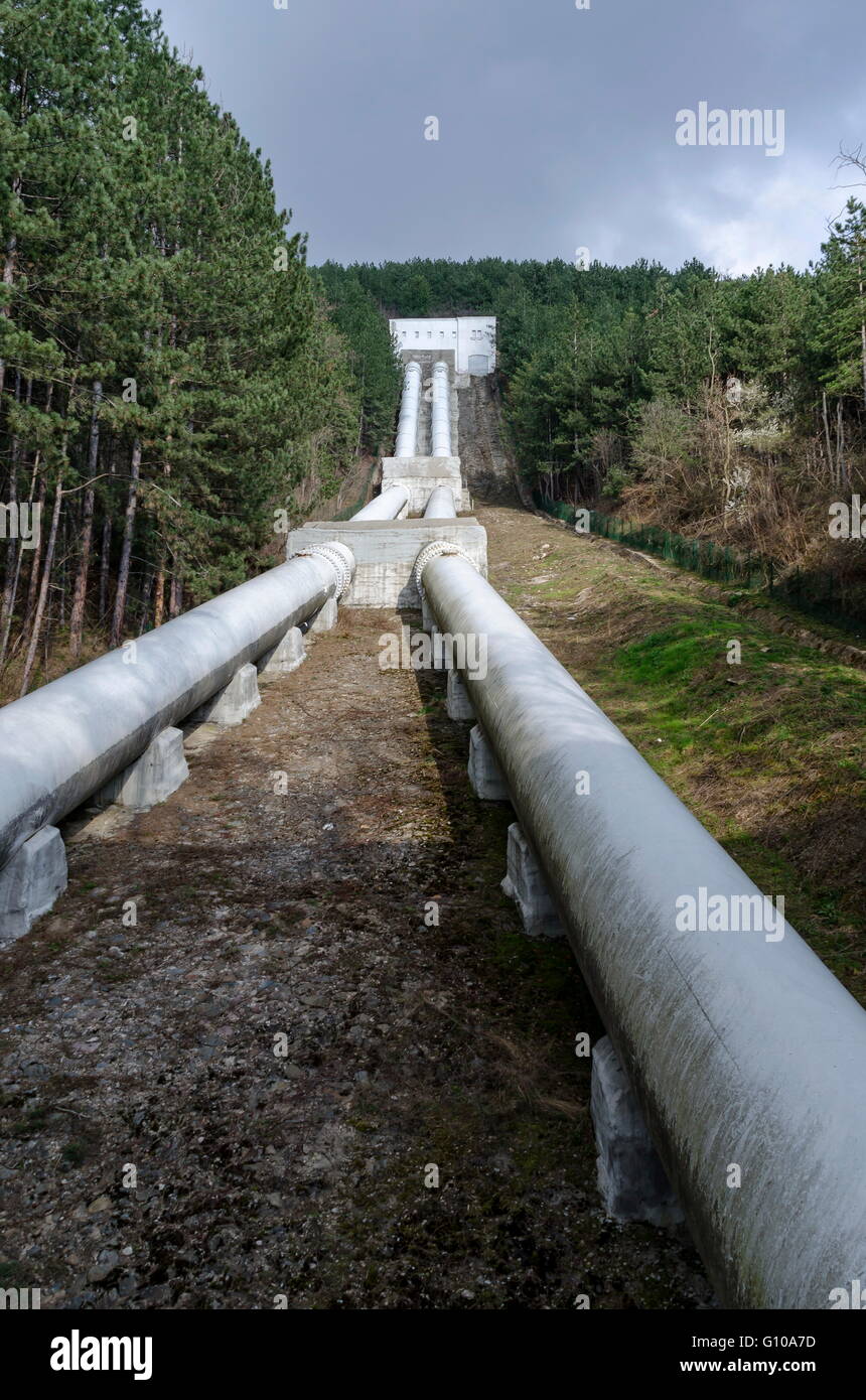 Wasserleitung Wassertransport bis eine Ansammlung Talstation, Pantscharevo, Bulgarien Stockfoto