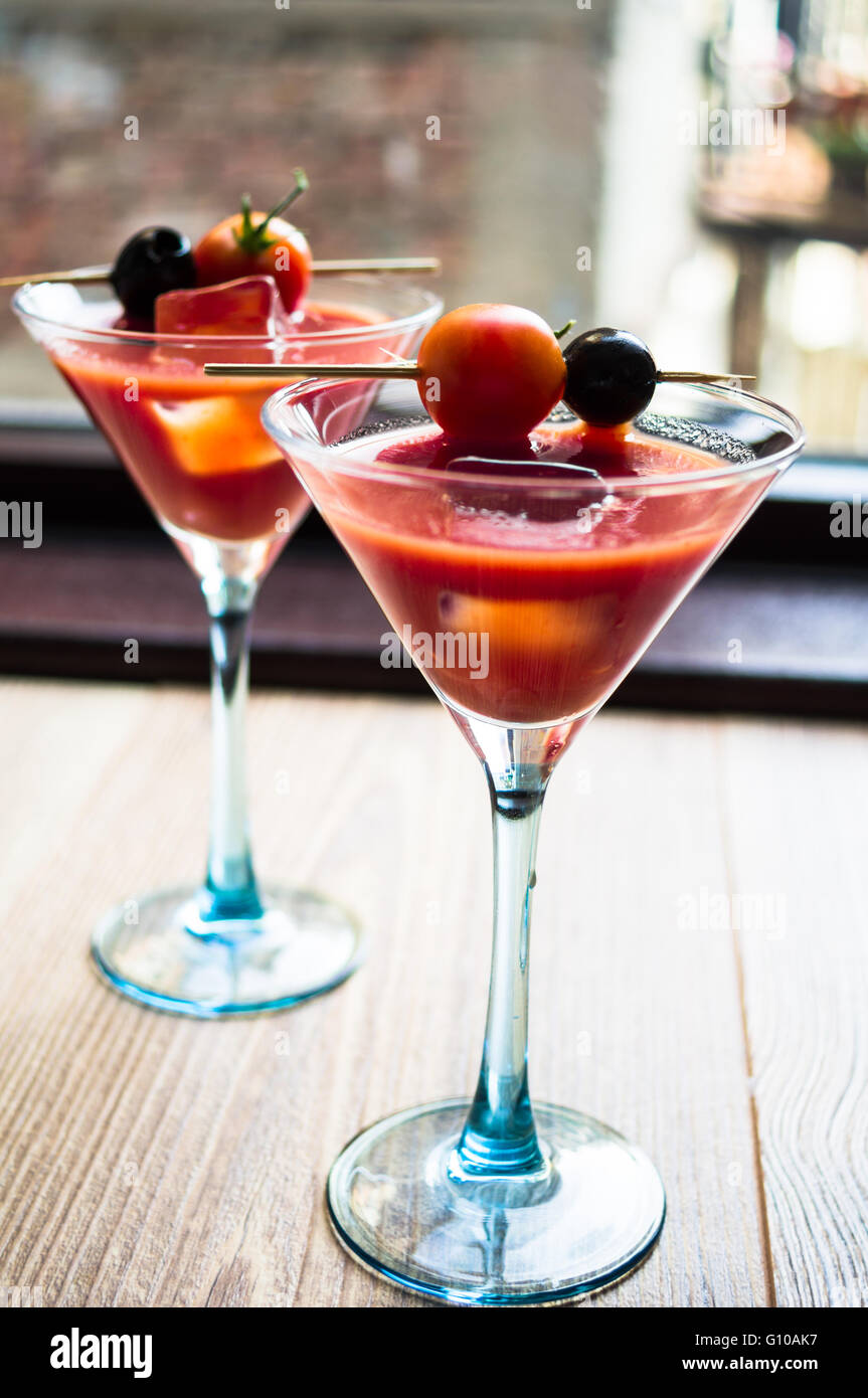 Bloody Mary cocktail mit Eis in ein Glas und Cherry-Tomaten Stockfoto