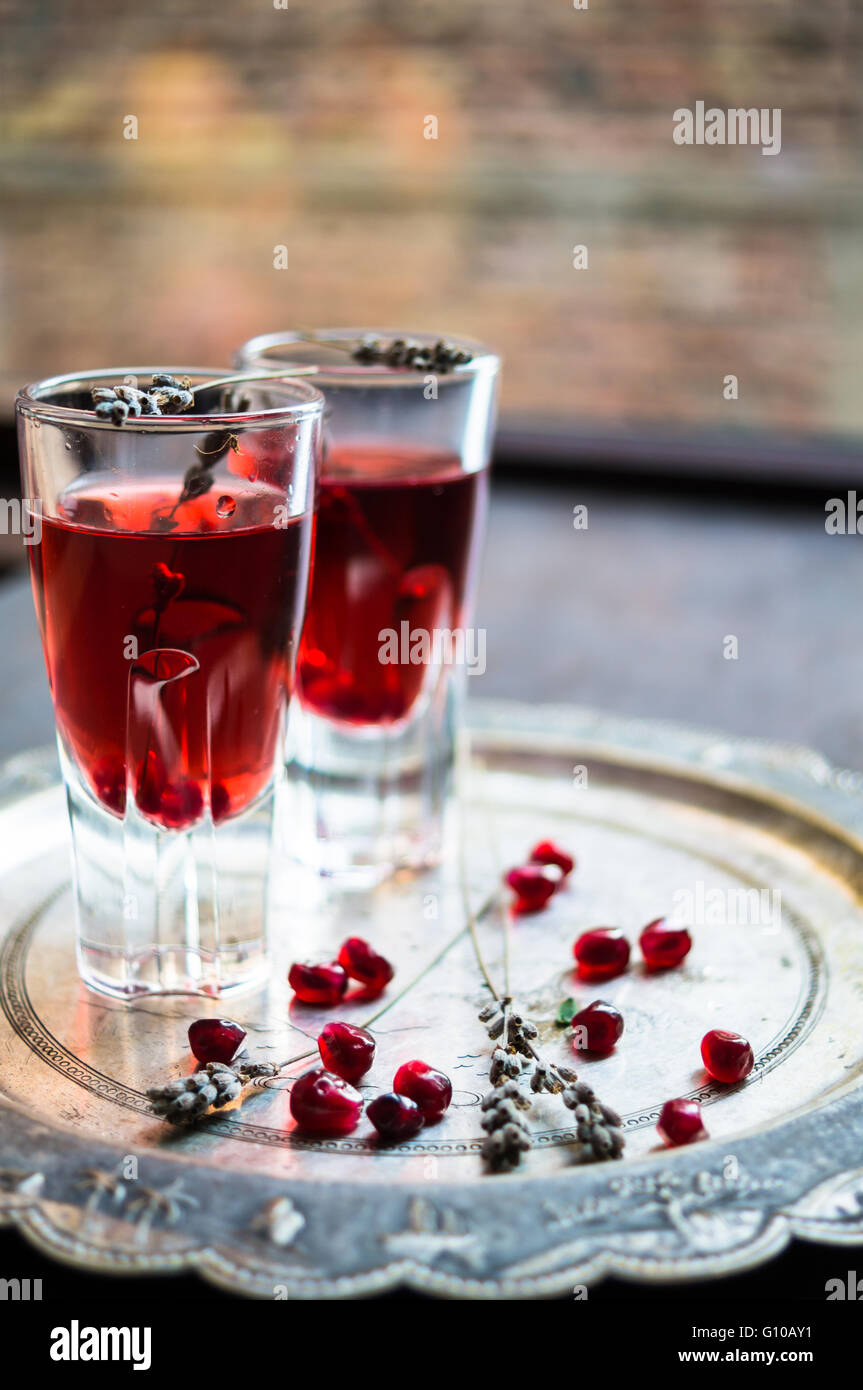 Gesundes Essen, frisch Granatapfel Cocktail mit Lavendelblüten auf vintage Hintergrund. Selektiver Fokus Stockfoto