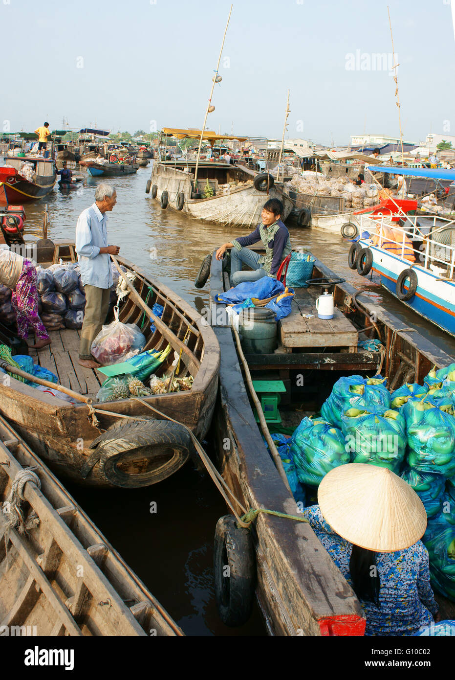 THO, Vietnam, überfüllten Atmosphäre auf Cai Rang schwimmende Markt, Aktivitäten auf Bauern-Markt, Mekong-Delta, Vietnam Reisen handeln kann Stockfoto