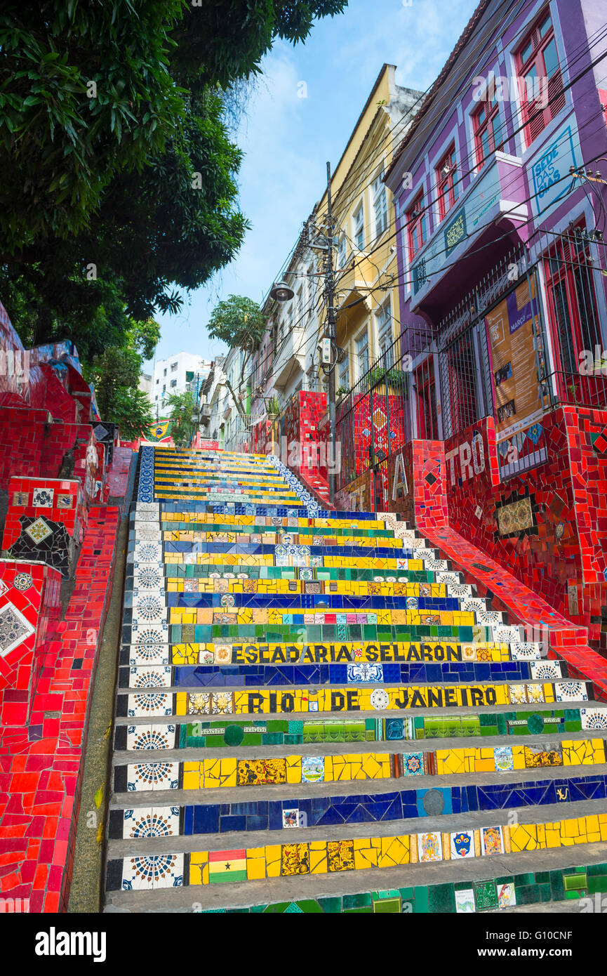 RIO DE JANEIRO - 29. März 2016: Selten leeren Blick auf bunte Mosaik-Fliesen auf der ganzen Welt berühmten Escadaria-Selaron-Stufen. Stockfoto