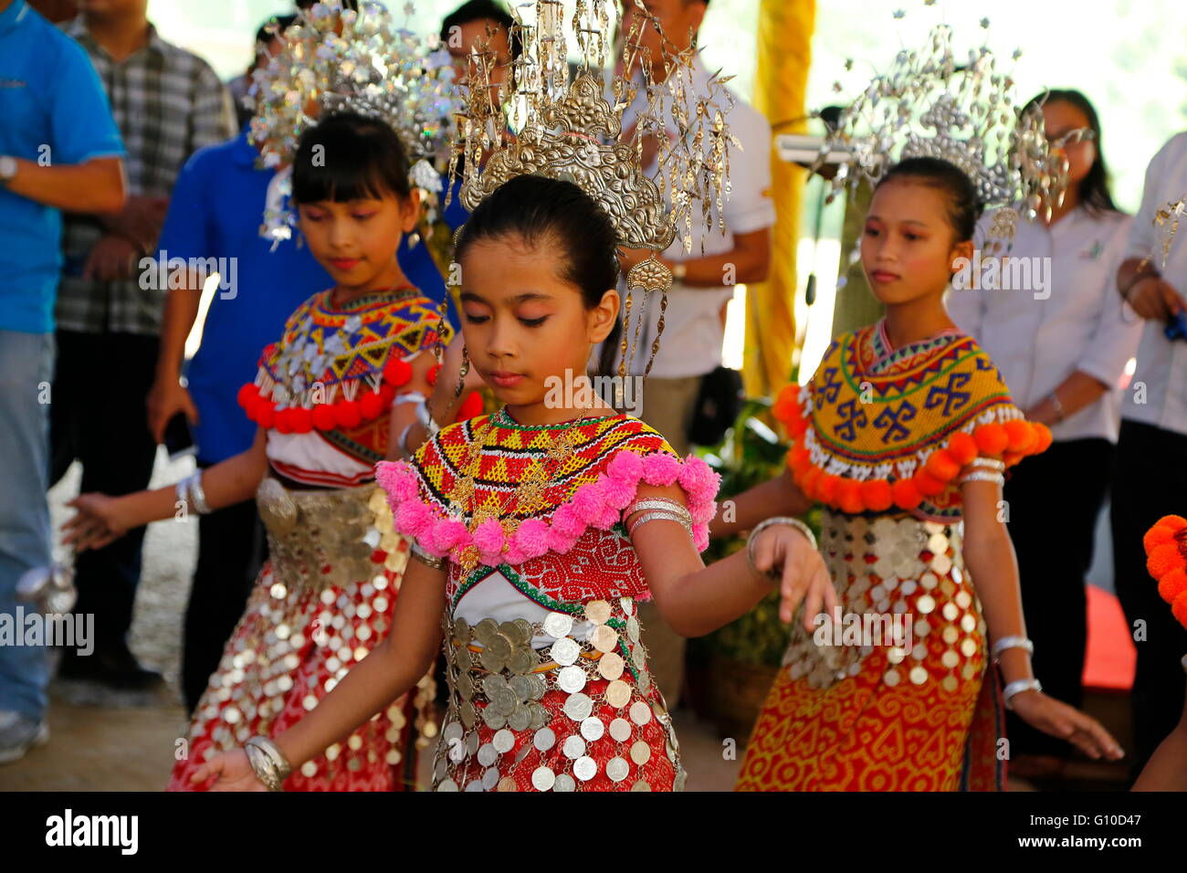Sarawak stammende Iban Teenager Mädchen in traditionellen Kostümen traditionelle Tanz-Performance. Das Ibans sind ein Zweig der Dayak pe Stockfoto