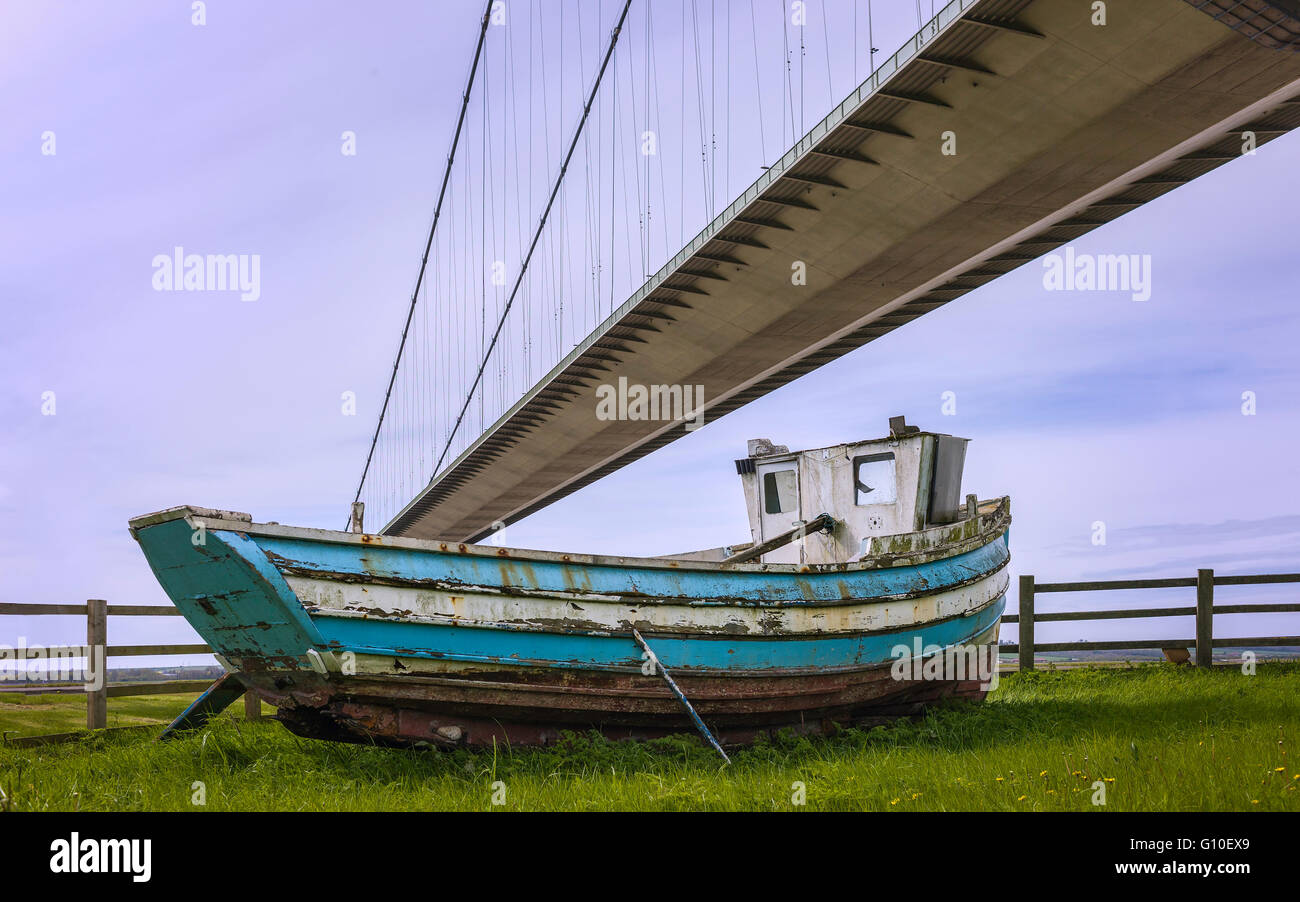 Unterseite des Humber Bridge aus der Sicht eines verlassenen Fischerbootes an einem hellen Sommertag in der Nähe von Hessle, Yorkshire, Großbritannien. Stockfoto