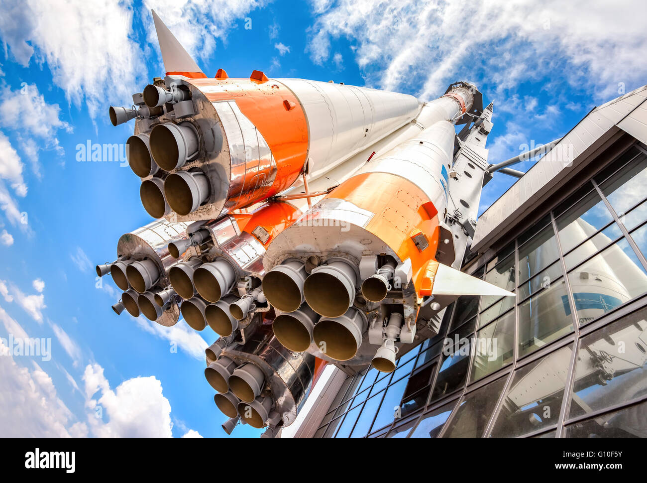 Russische Rakete Transport mit Raketentriebwerken gegen den blauen Himmel Stockfoto