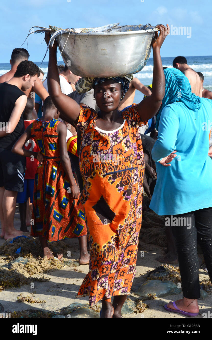 Afrikanische Frau, die eine Schüssel mit Fisch auf dem Kopf in der Elfenbeinküste Stockfoto