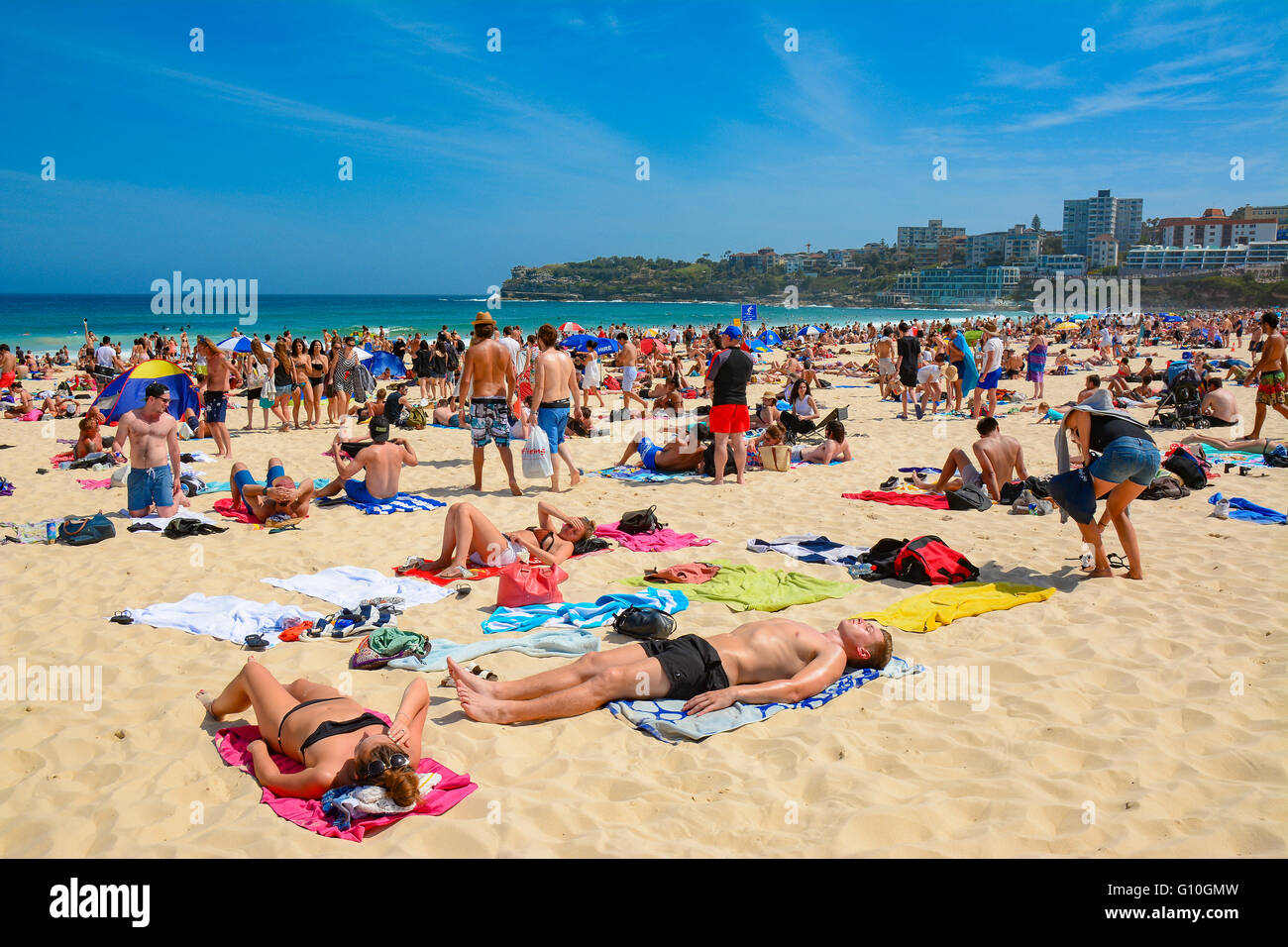 Menschen am Bondi Beach für den Urlaub im Sommer, Sydney, New South Wales, Australien Stockfoto