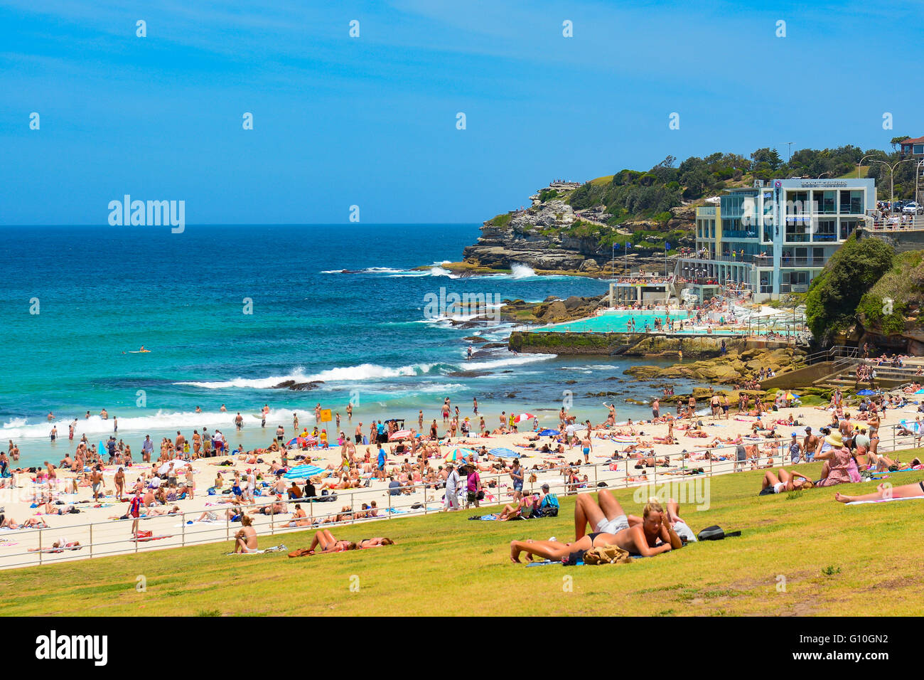 Menschen am Bondi Beach für den Urlaub im Sommer, Sydney, New South Wales, Australien Stockfoto
