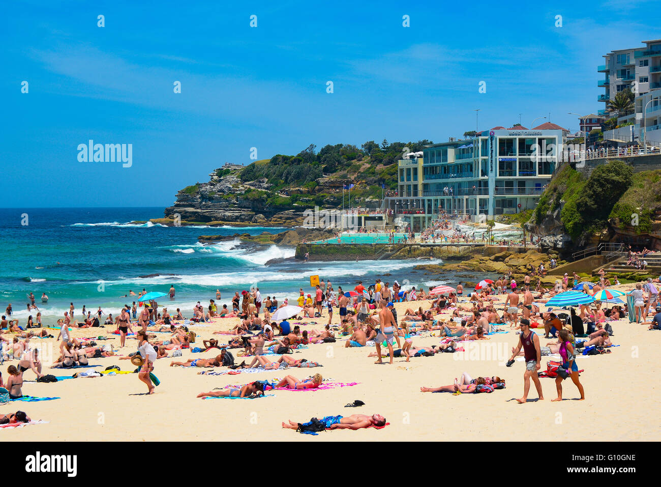 Menschen am Bondi Beach für den Urlaub im Sommer, Sydney, New South Wales, Australien Stockfoto